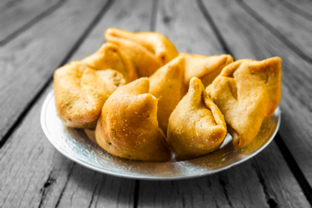 mini samosa with sauce